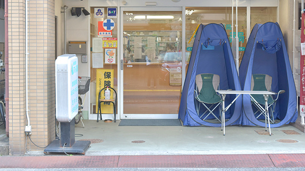 アスト薬局の入口