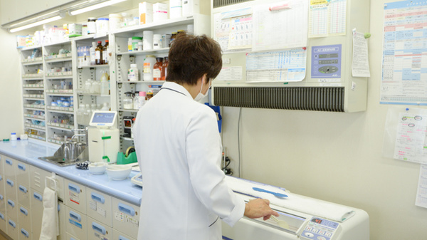 アプコ高須薬局の作業風景