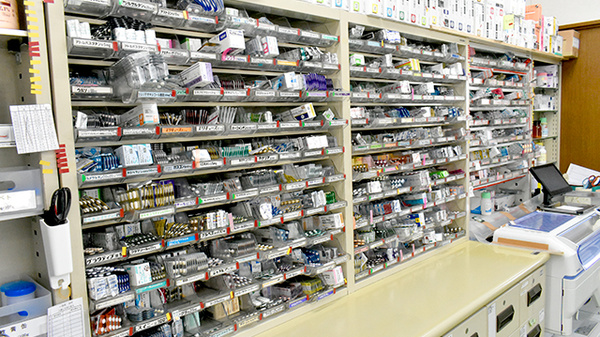 アリチ薬局平野店の薬棚