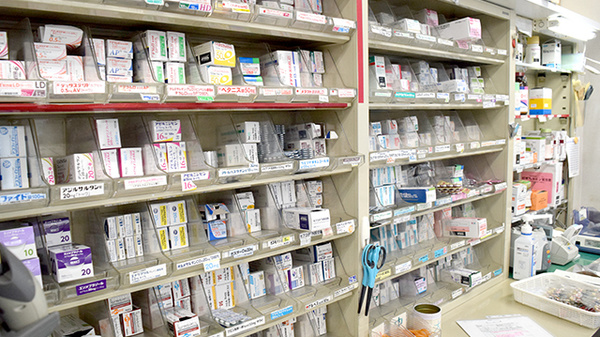 エスマイル薬局かがみやま店の薬棚