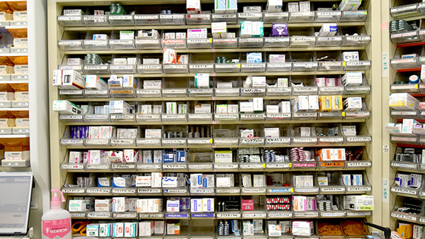 くるみ薬局駅家店の薬棚