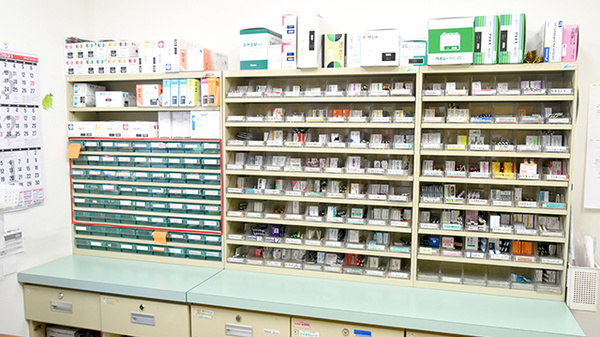 なのはな薬局の薬棚