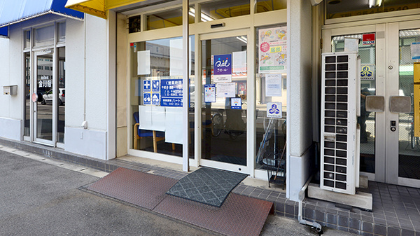 ハート薬局海岸店の入口