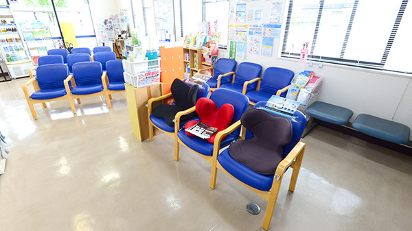 ファミリー薬局の待合スペース