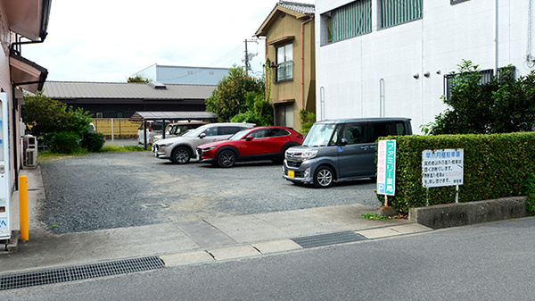 ファミリー薬局の駐車場