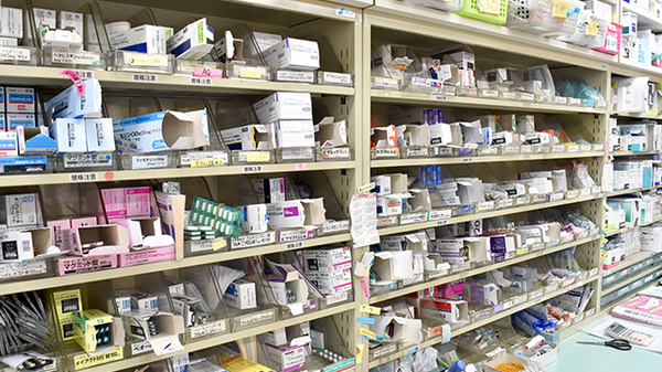 みのり薬局港町の薬棚