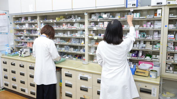 メディエント尾道西薬局の作業風景