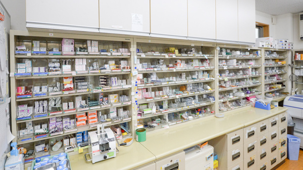 メディエント尾道西薬局の薬棚