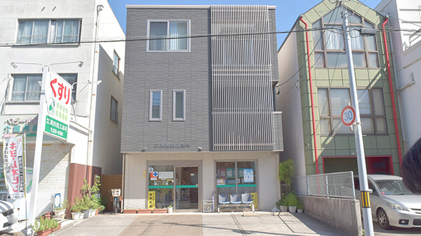 有限会社岡田経三薬局の外観