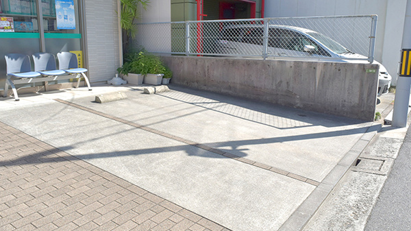 有限会社岡田経三薬局の駐車場