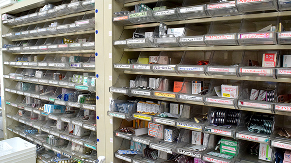 東元町薬局の薬棚