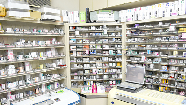 東手城薬局の薬棚