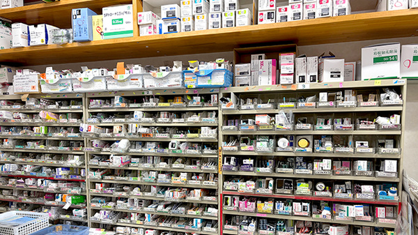 薬膳薬局　東広島西条店の薬棚