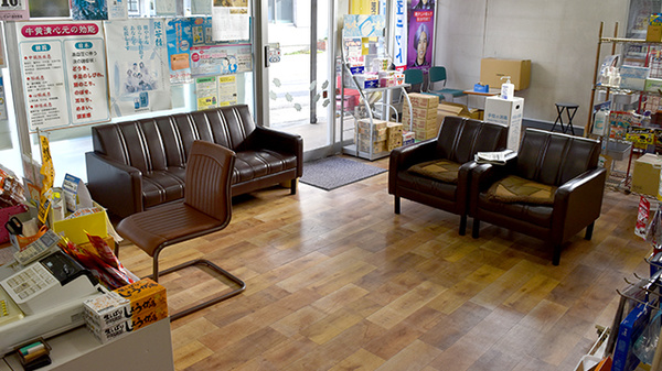 有限会社いずみや調剤薬局の待合スペース