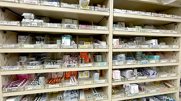 さくま調剤薬局の薬棚