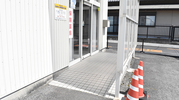 ひまわり調剤薬局高瀬の入口