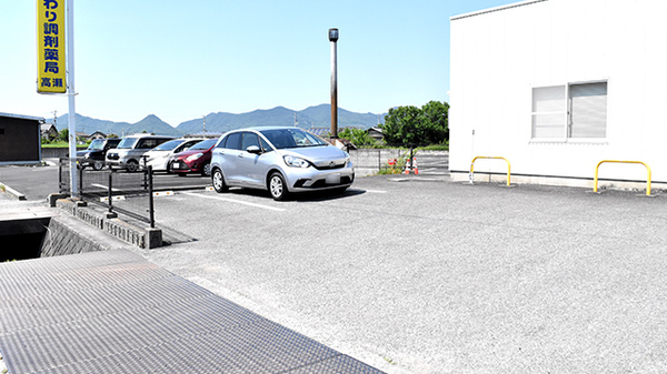 ひまわり調剤薬局高瀬の駐車場