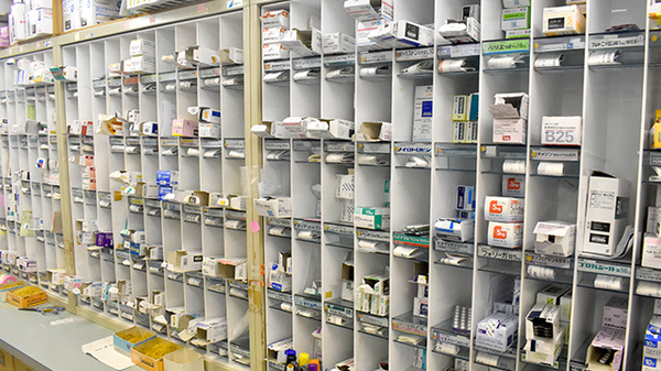 株式会社西部ファーマシーひまわり調剤薬局三豊の薬棚