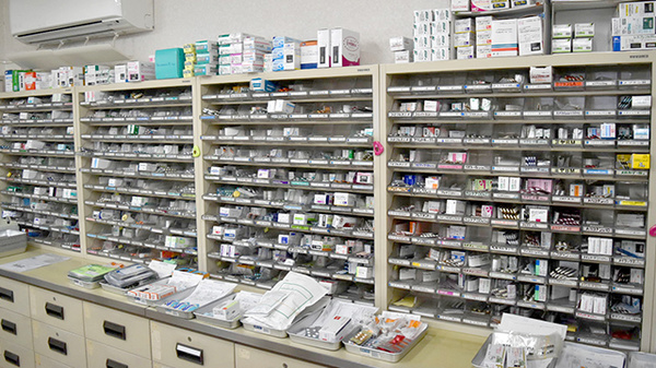 やまもと調剤薬局内海店の薬棚