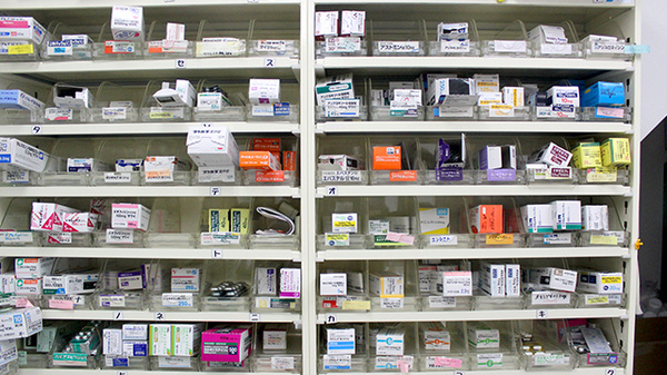 安田薬局木太店の薬棚