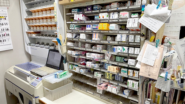 有限会社西﨑薬局の薬棚