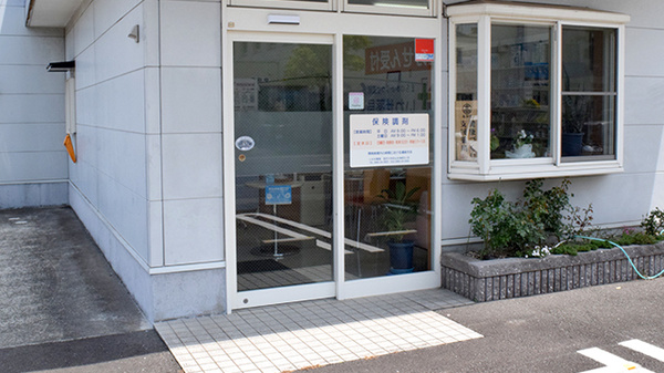 いわせ薬局の入口