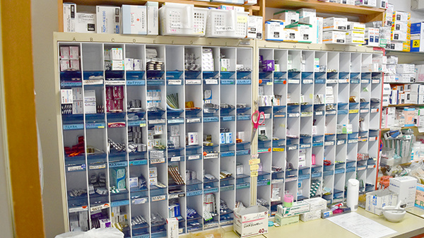 あかね薬局六泉寺店の薬棚