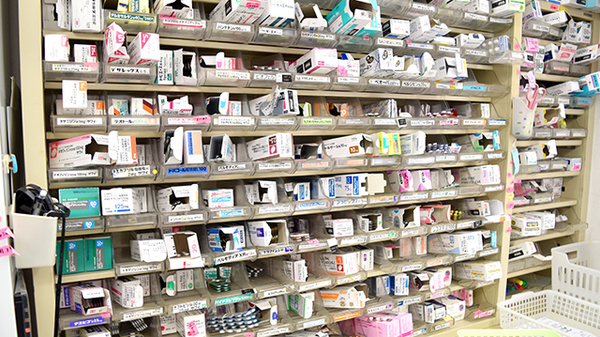 くじら薬局の薬棚