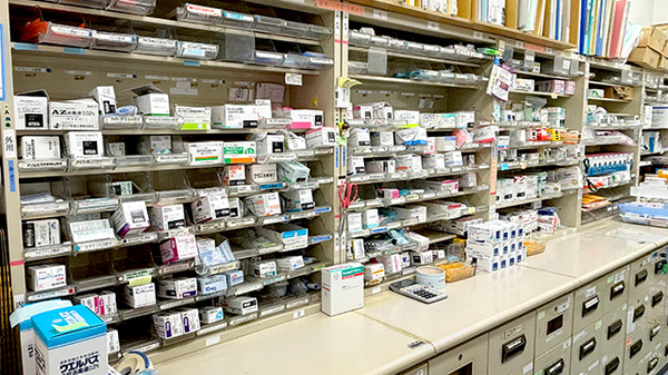 ときわ薬局の薬棚