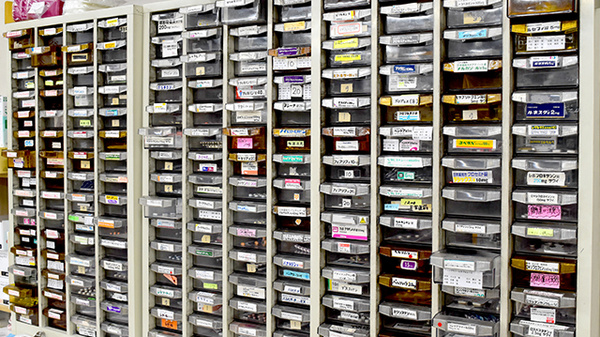 あさひ薬局の薬棚