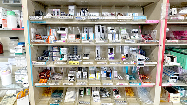 いちご薬局の薬棚
