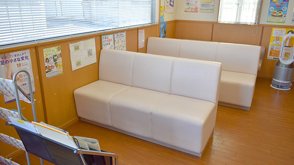 くらのうえ薬局の待合スペース