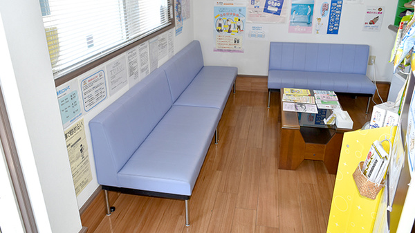 有限会社まつばら薬局の待合スペース
