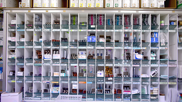 ヤマト薬局尼寺店の薬棚