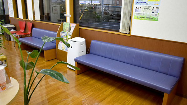 有限会社伊勢薬局本庄店の待合スペース