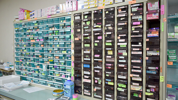 有限会社伊勢薬局本庄店の薬棚