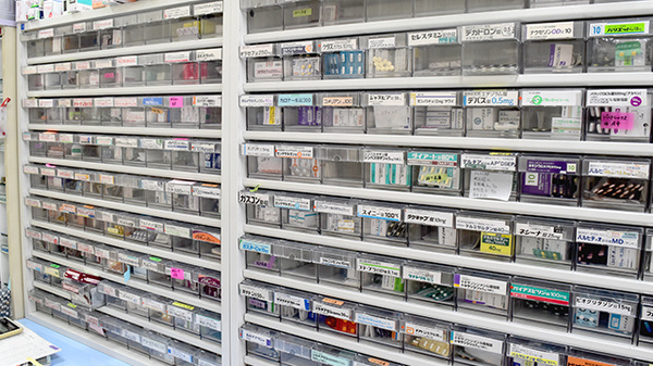 信衆堂調剤薬局の薬棚