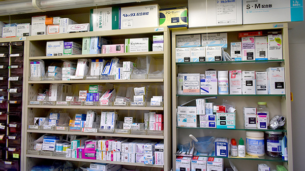北川薬局和多田店の薬棚