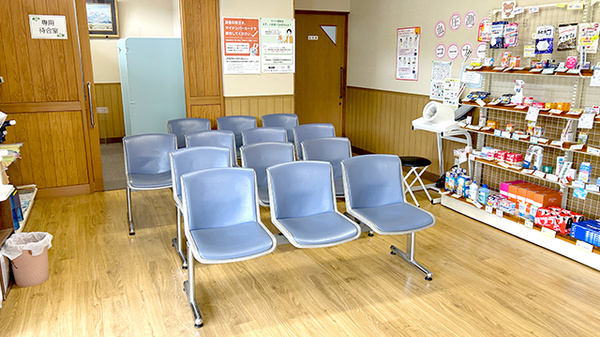 佐賀北薬局 富士大和温泉病院前店の待合スペース