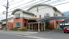 鳴石薬局の外観