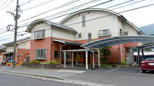 鳴石薬局の外観