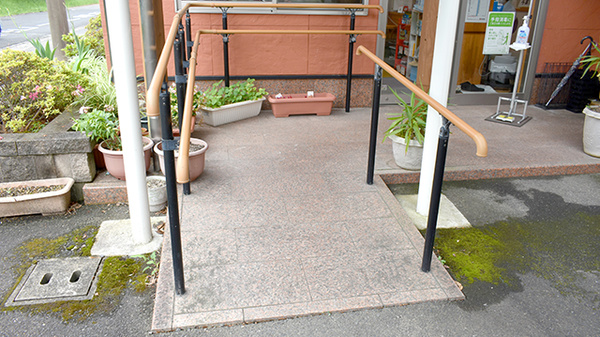 鳴石薬局のバリアフリー設備