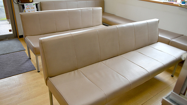 鳴石薬局の待合スペース