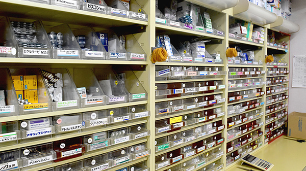 祐信堂薬局の薬棚