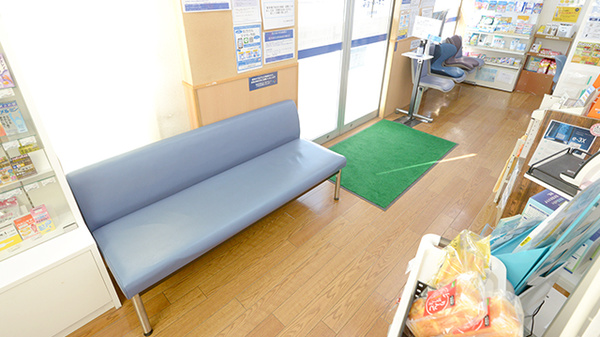 クオール薬局幸手中央店の待合スペース