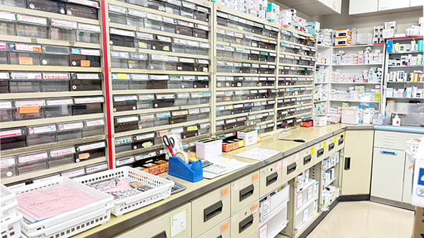 花・花薬局伊奈店の薬棚