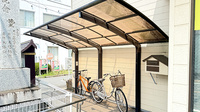 花・花薬局伊奈店の駐輪場