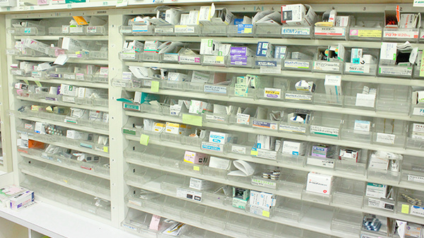 あおぞら薬局せんげん台店の薬棚