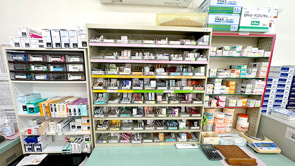 あずさ薬局の薬棚