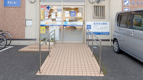 クオール薬局あすなろ店の入口